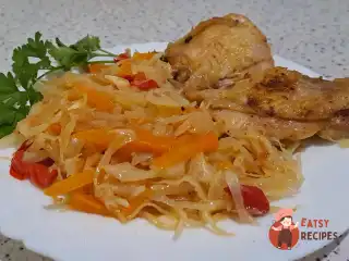 Запечені курячі стегна з капустою в духовці