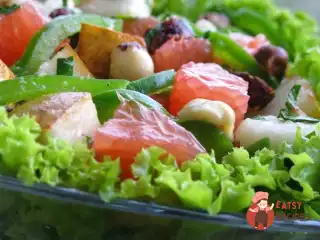 Фруктовий салат із зеленим перцем і фундуком