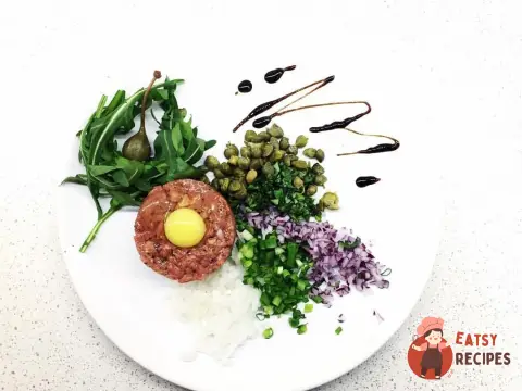 Тартар із яловичини з перепелиними яйцями