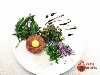 Тартар із яловичини з перепелиними яйцями