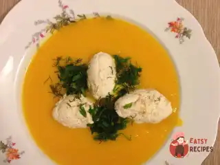 Крем-суп із гарбуза з курячими кнедликами