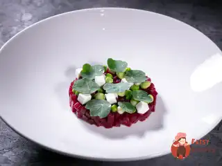 Буряковий тартар з тофу та соусом із зеленого горошку.