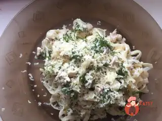 Спагетті з куркою та грибами у вершковому соусі