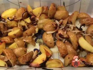 Печену молоду картоплю з карамелізованою цибулею та трюфельною олією