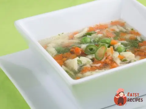 Курячий рисовий суп із зеленим горошком
