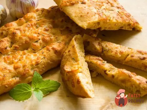 Фокачча з печеним часником, зеленою цибулею та сиром проволоне