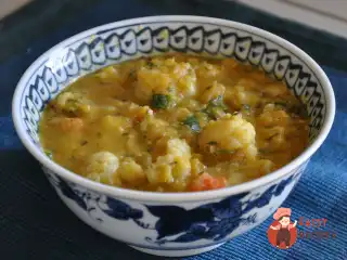 Гороховий суп з картоплею та цвітною капустою