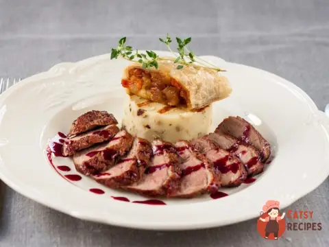 Філе качки з пюре та вишневим соусом