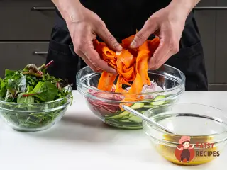 Крок 9: Салат з редиски з маринованою морквою