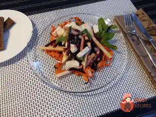 Салат з печеного буряка з моцарелою та м'ятою
