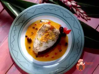Риба-меч з цибулею та білим вином