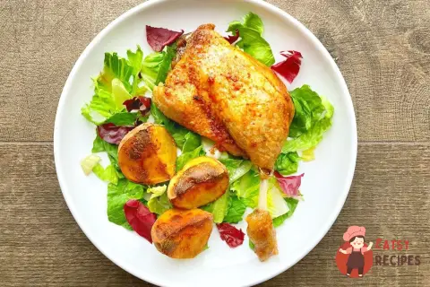 Курячі стегенця з картопляними дольками