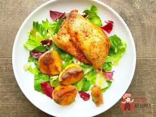 Курячі стегенця з картопляними дольками