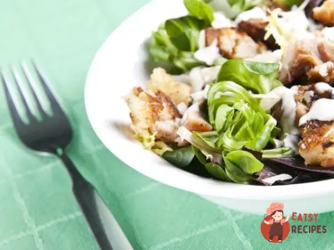 Салат з телятини з рапунцелем, кунжутом та часниковими сухариками.