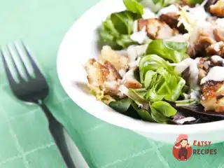 Салат з телятини з рапунцелем, кунжутом та часниковими сухариками.