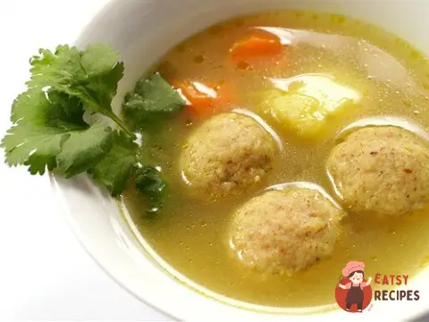 М'ясний бульйон з картопляними галушками