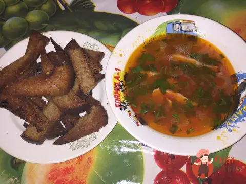 Томатний суп з беконом та часниковими грінками