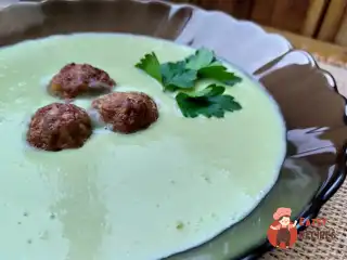 Крем-суп картопляний з броколі та запеченими фрикадельками