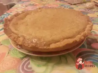 Пиріг з вареним згущеним молоком і вершками на сирному тісті