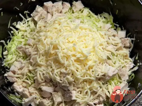 Салат зі свіжої капусти з куркою