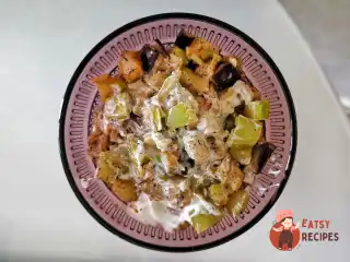 Овочеве рагу зі сметаною та приправою.