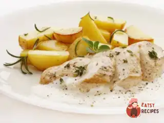 Курячі грудки в сметані та картоплею