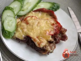 Свинина з сиром та помідорами в духовці