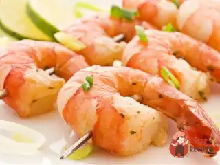 Креветки на грилі з текілою та лаймом та зеленою сальсою