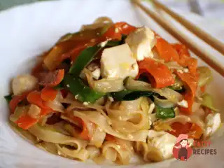 Рисова локшина з тофу та овочами.