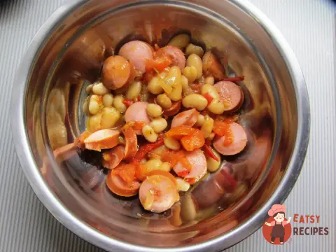 Квасоля в сільському стилі з ковбасками та овочами