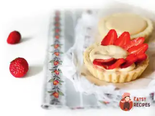 Кошички із заварним карамельним кремом та полуницею