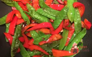Стир-Фрай Із Зеленого Горошку Із Соусом Кесап Маніс.