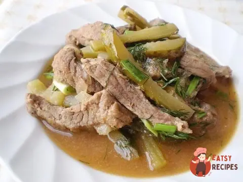 Яловичина в гострому соусі з маринованими огірками