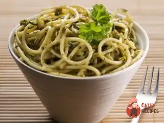 Зелені спагетті з песто зі спаржі та кедрових горішків.