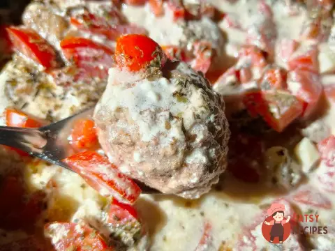 Тефтелі з яловичо-курячого фаршу тушковані з помідорами та часником у сметанному соусі