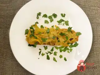 Горбуша у фользі з маринованою цибулею