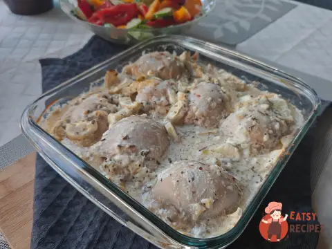 Курячі стегна з кабачками та часником