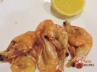 Легкий салат з авокадо та креветками
