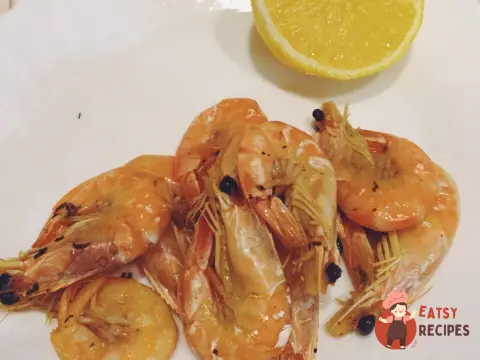 Легкий салат з авокадо та креветками