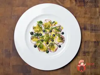 Салат з восьминогів у соусі вінегрет з цитрусових та устриць