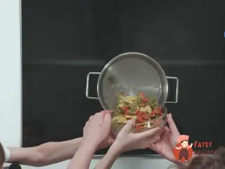 Крок 2: Паста а-ля карбонару з сосисками