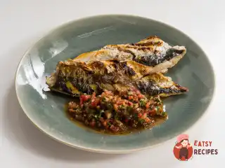 Скумбрія на мангалі з томатним чимічурі