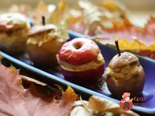 Яблука, фаршировані сиром та родзинками