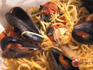 Запечені спагетті з морепродуктами