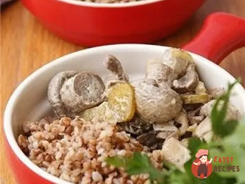 Телячі бруньки з грибами у сметанному соусі