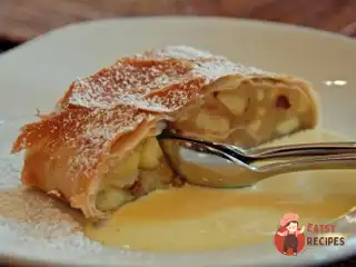 Грушево-яблучний штрудель із соусом