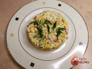 Крабовий салат з кукурудзою та свіжими огірками