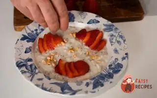 Рисова Каша З Полуницею Та Насінням Чиа