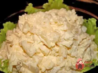 Курячий салат з ананасами