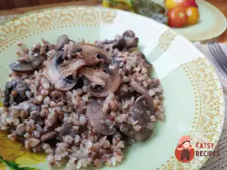 Гречка з грибами на сковороді